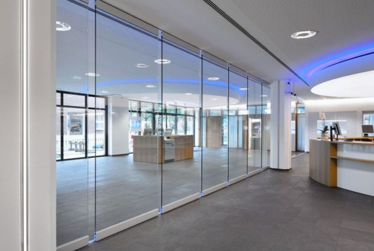 Элегантность и функциональность: Стеклянные перегородки в современном интерьере