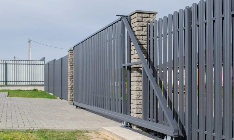 Дизайнерские тренды в оформлении откатных ворот для частных домов