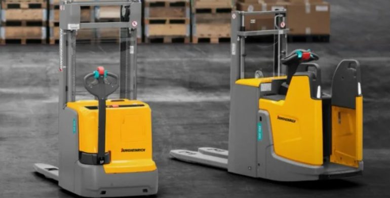 Узкопроходные штабелеры и самоходные модели: комбинированные решения для автоматизации склада без полного роботизации