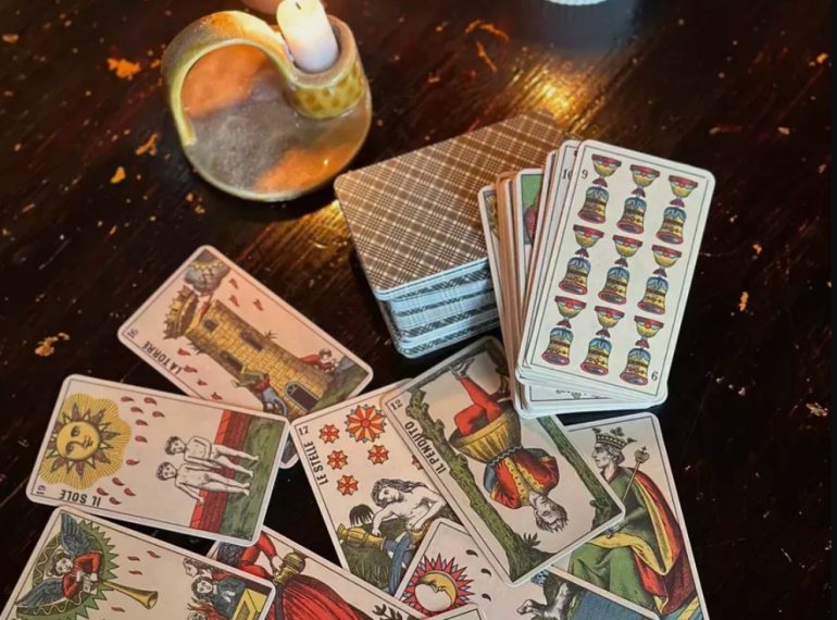 Гадания на суженого онлайн и астрология: как совместить карты и гороскопы