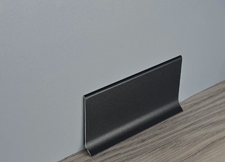 Плинтуса для пола: какие сейчас в моде и в каких интерьерах они уместны