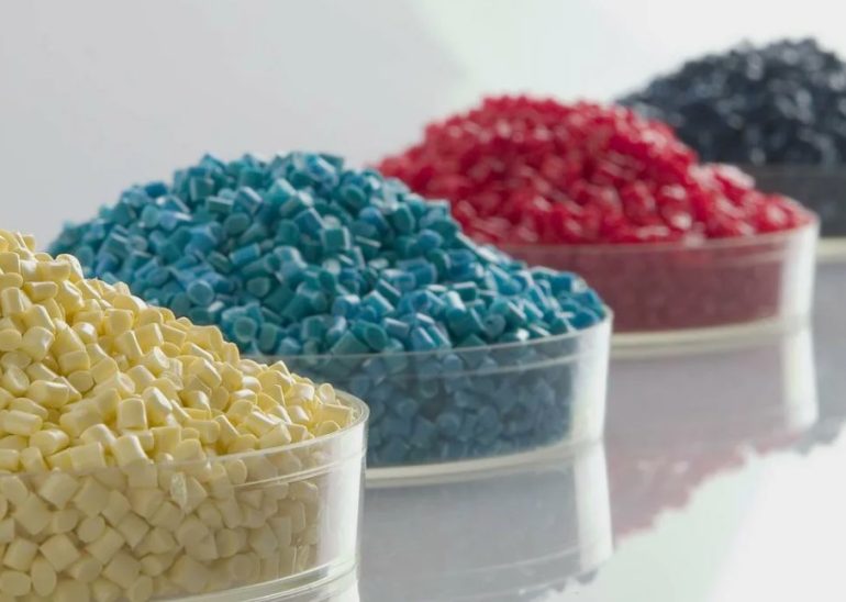 Почему бизнес выбирает гранулированный пластик для серийного производства